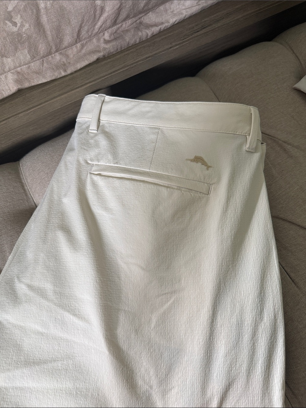 Tommy Bahama Cream chip shot short 9”
Retails for $118